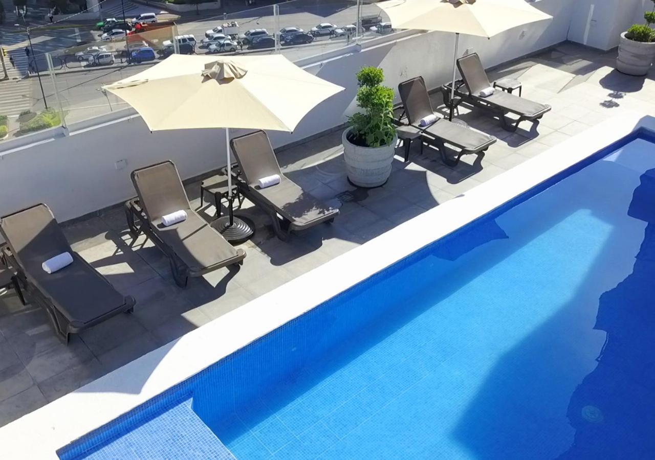 Hotel Stadium Λεόν Εξωτερικό φωτογραφία The rooftop pool at the hotel