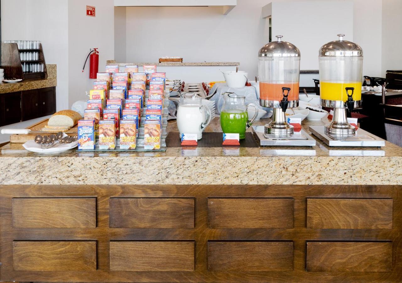 Hotel Stadium Λεόν Εξωτερικό φωτογραφία A breakfast buffet at a hotel