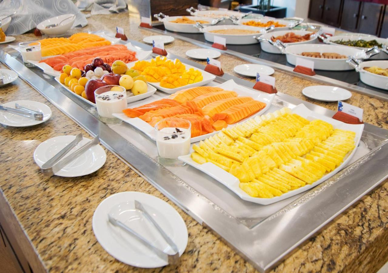 Hotel Stadium Λεόν Εξωτερικό φωτογραφία A buffet of fruit