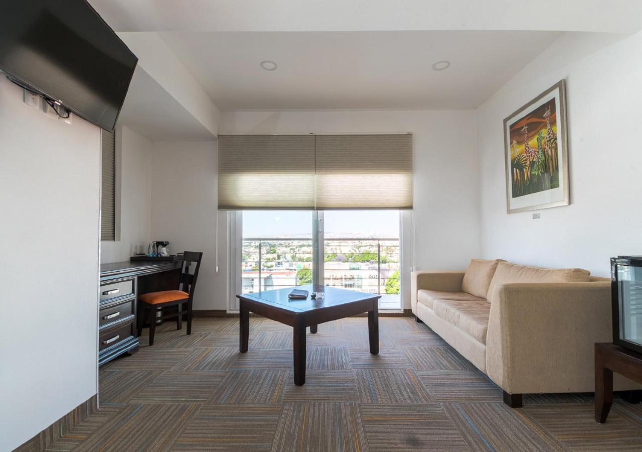 Hotel Stadium Λεόν Εξωτερικό φωτογραφία A living room in a typical apartment