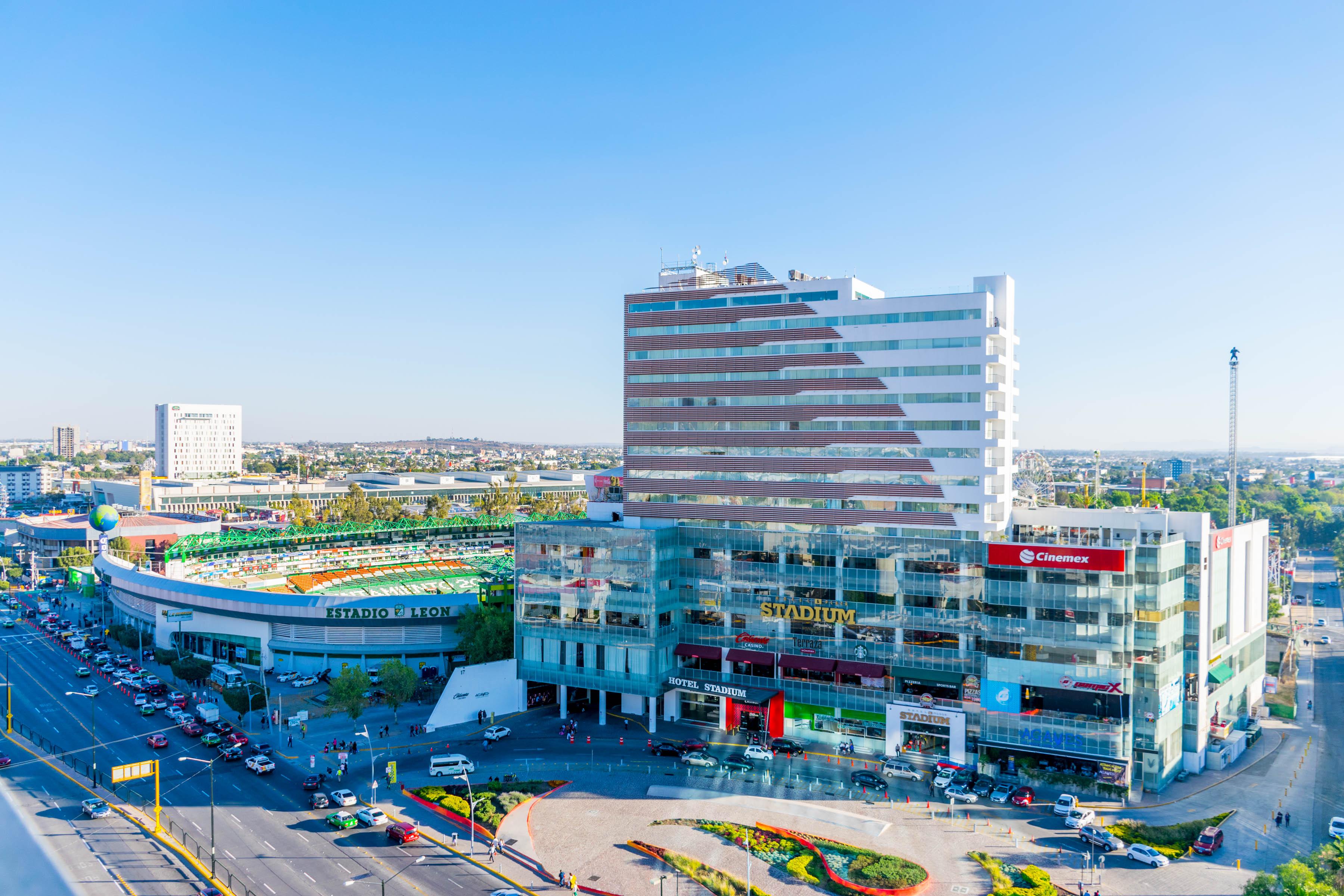 Hotel Stadium Λεόν Εξωτερικό φωτογραφία View of the shopping center