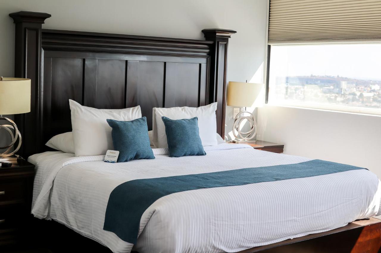 Hotel Stadium Λεόν Εξωτερικό φωτογραφία A bed with a bed runner