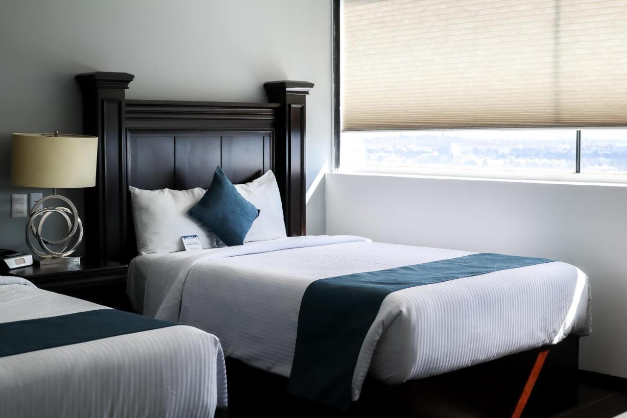 Hotel Stadium Λεόν Εξωτερικό φωτογραφία A guest room at the hotel