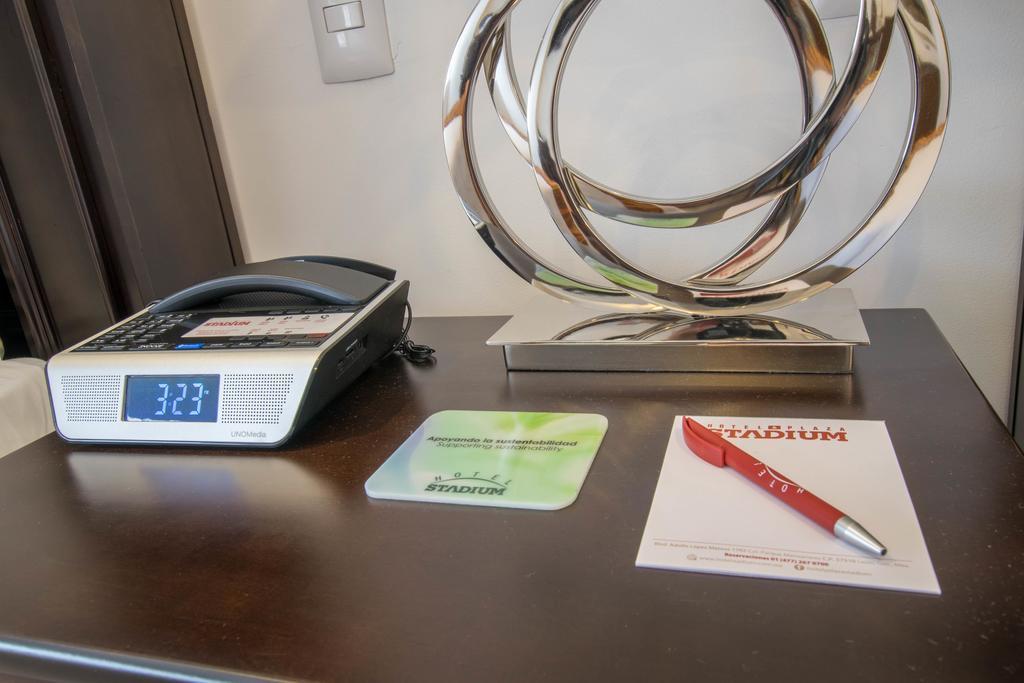 Hotel Stadium Λεόν Εξωτερικό φωτογραφία A Sirius receiver in a hotel room