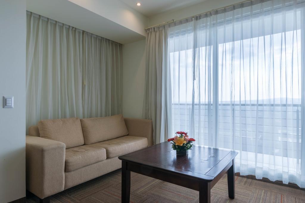 Hotel Stadium Λεόν Εξωτερικό φωτογραφία A living room with a sofa and a coffee table