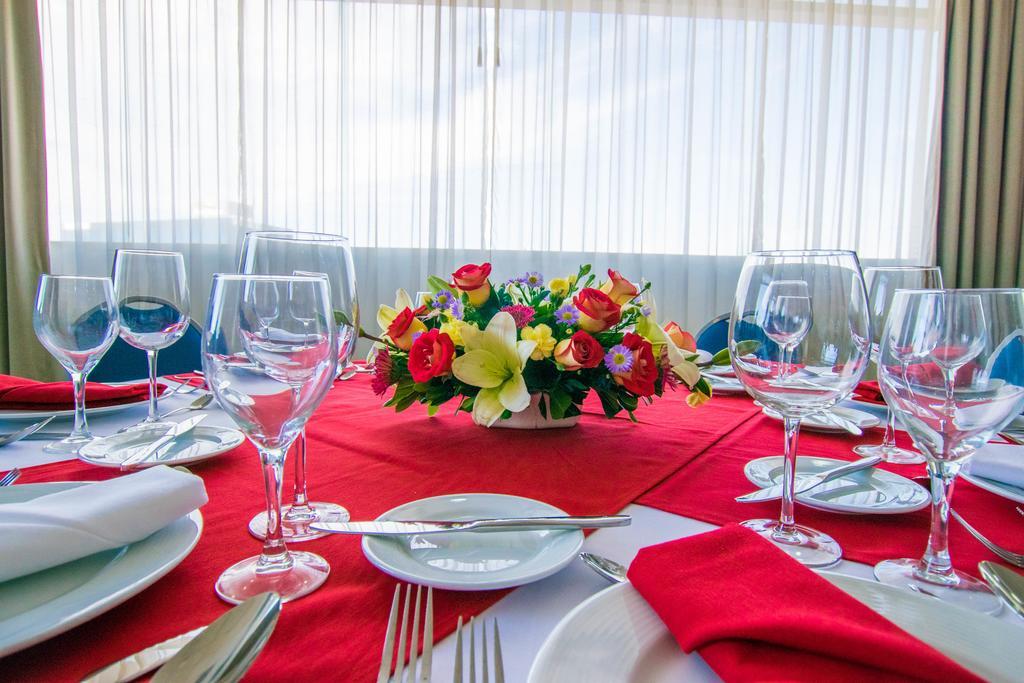 Hotel Stadium Λεόν Εξωτερικό φωτογραφία A table set for a formal dinner