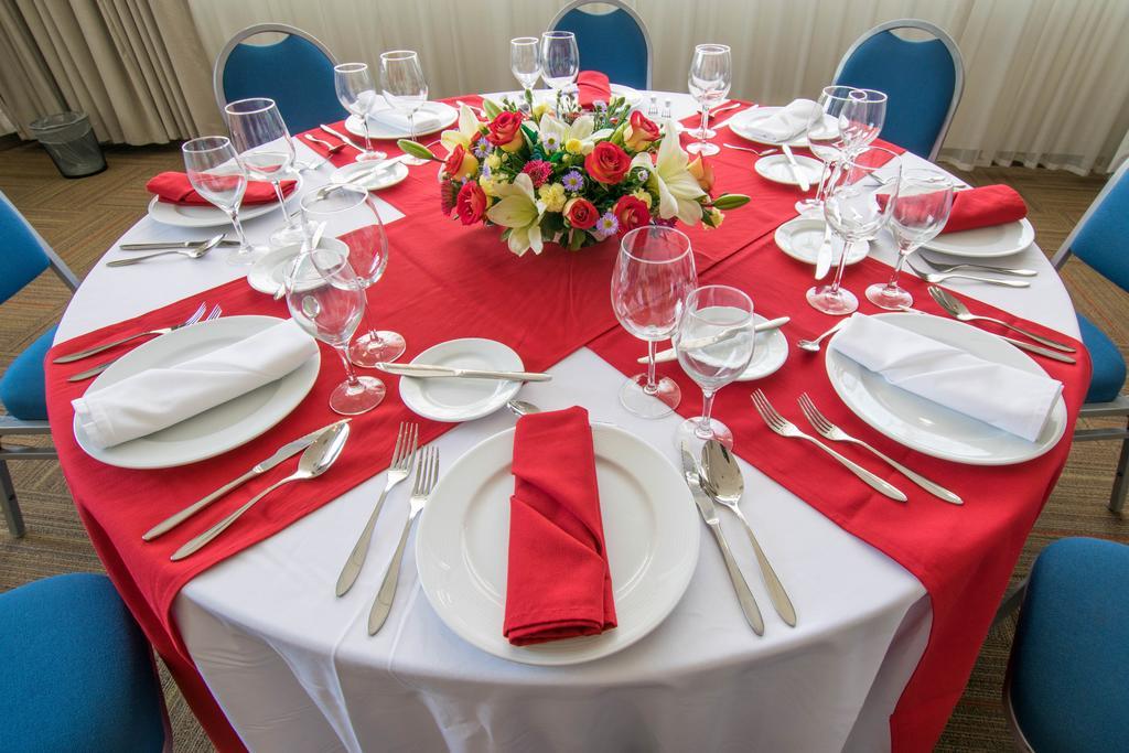 Hotel Stadium Λεόν Εξωτερικό φωτογραφία A table set for a formal dinner