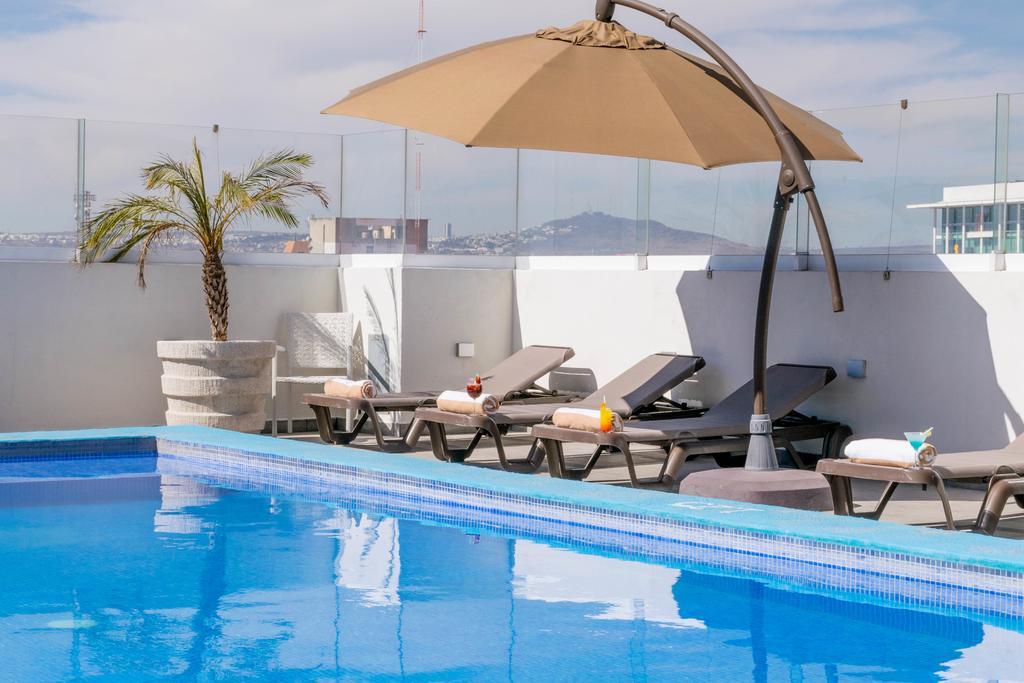 Hotel Stadium Λεόν Εξωτερικό φωτογραφία The pool at the hotel