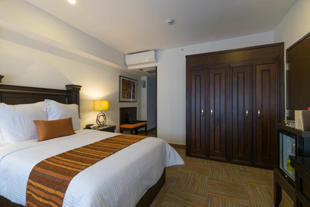 Hotel Stadium Λεόν Εξωτερικό φωτογραφία A bedroom at the hotel