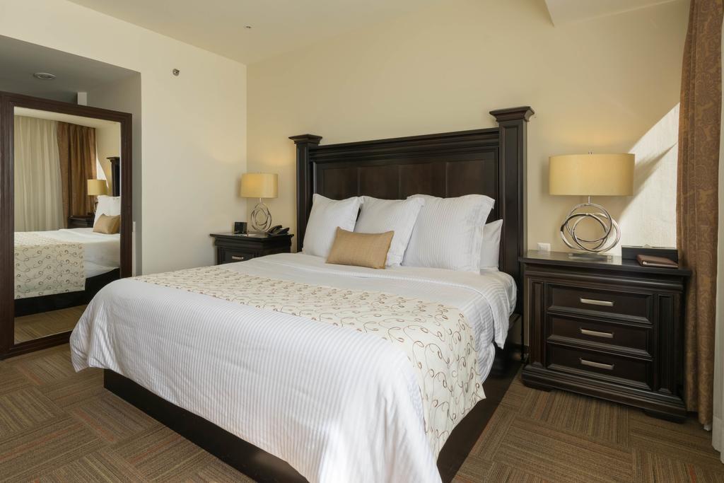 Hotel Stadium Λεόν Εξωτερικό φωτογραφία A bedroom at the Hilton Garden Inn