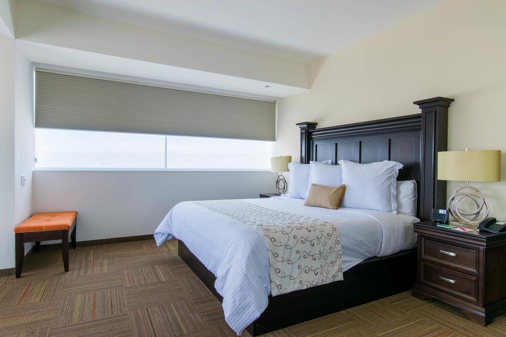 Hotel Stadium Λεόν Εξωτερικό φωτογραφία A bedroom at the hotel