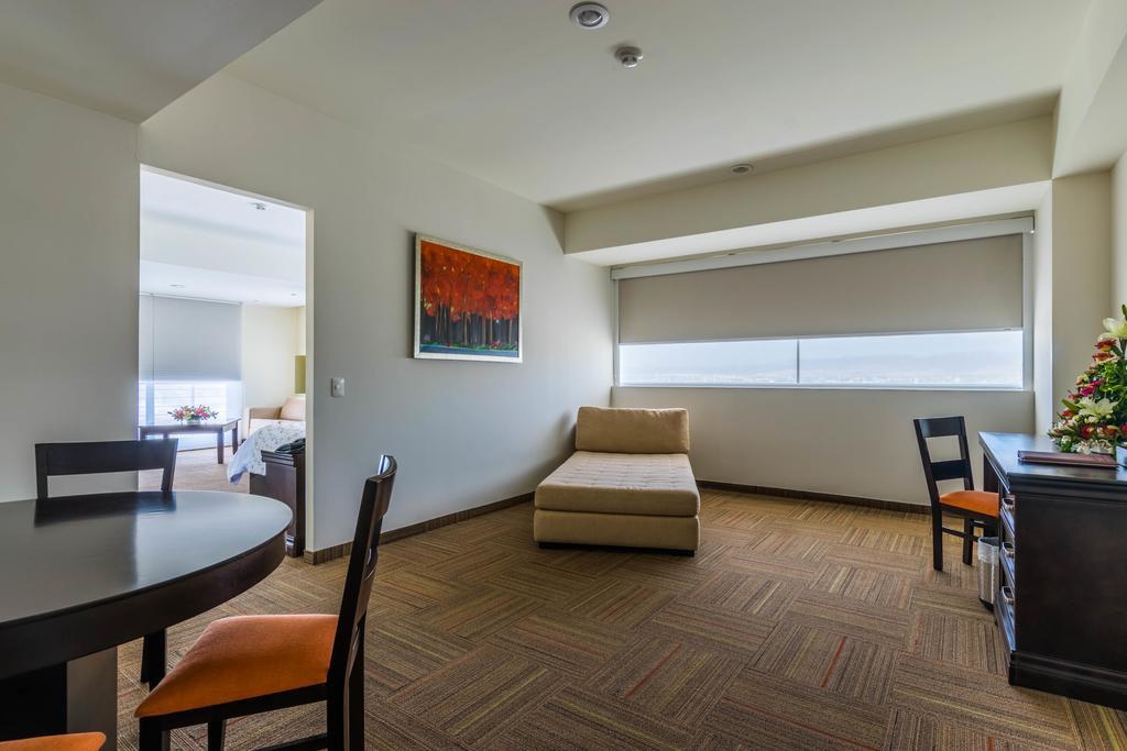 Hotel Stadium Λεόν Εξωτερικό φωτογραφία A suite at the hotel