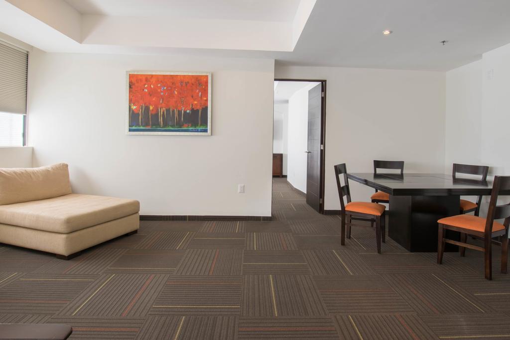 Hotel Stadium Λεόν Εξωτερικό φωτογραφία A room with carpet tiles
