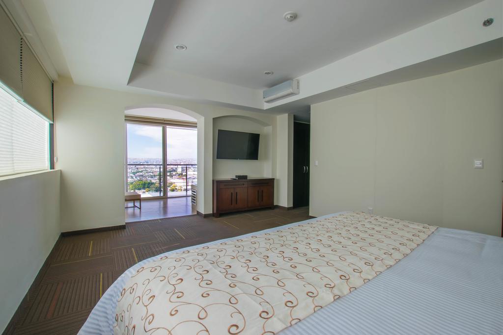 Hotel Stadium Λεόν Εξωτερικό φωτογραφία A bedroom at the hotel